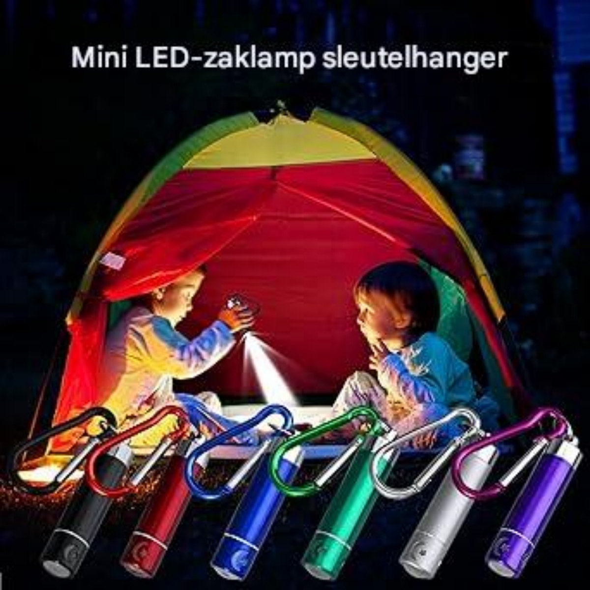 Zwei Kinder in einem beleuchteten Zelt bei Nacht, vorne mehrere bunte Mini-LED-Taschenlampen.