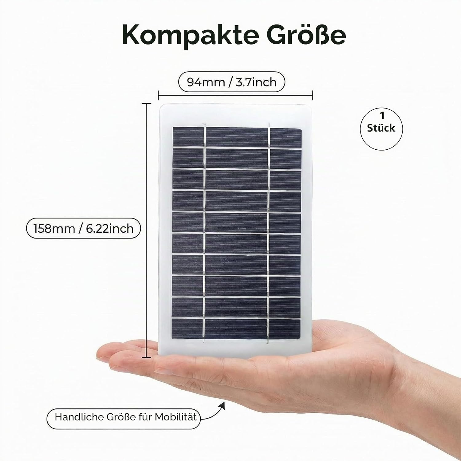 Kompaktes Solarmodul mit Maßen von 94x158mm in einer Hand haltend.