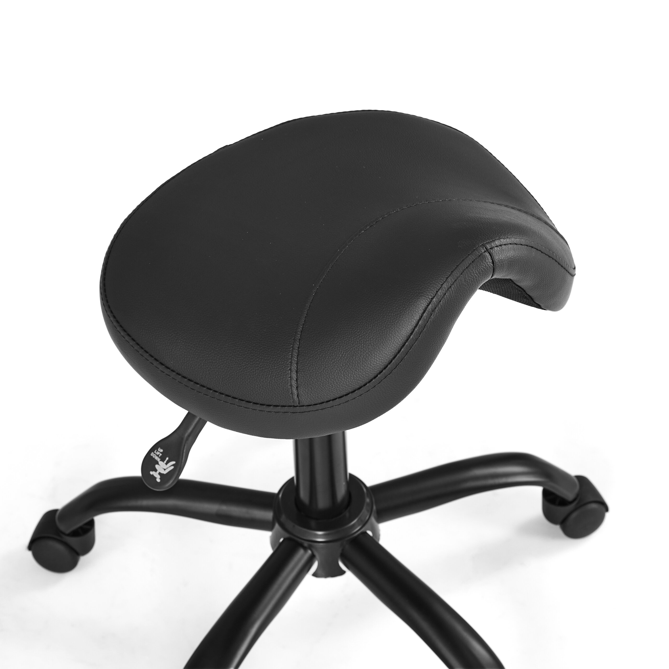Ein schwarzer ergonomischer Sattelhocker mit Höhenverstellhebel und Rollen vor weißem Hintergrund.