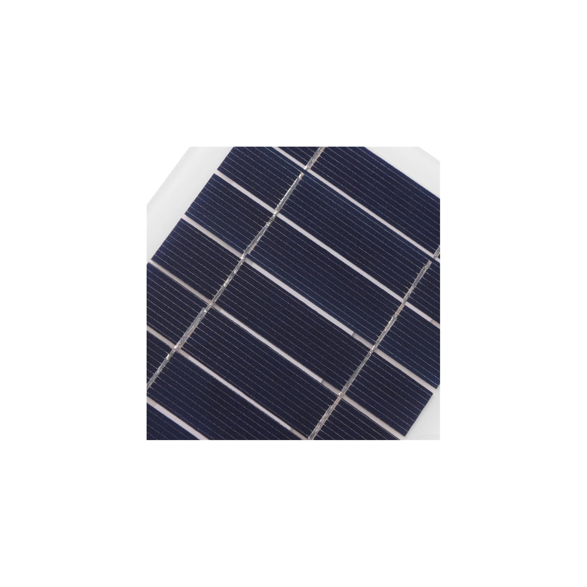 Nahaufnahme einer blauen Solarzelle mit feinen silbernen Leiterbahnen.