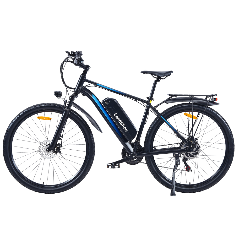 Ein schwarzes LandShon E-Bike mit blauem Akku und Gepäckträger steht vor weißem Hintergrund.