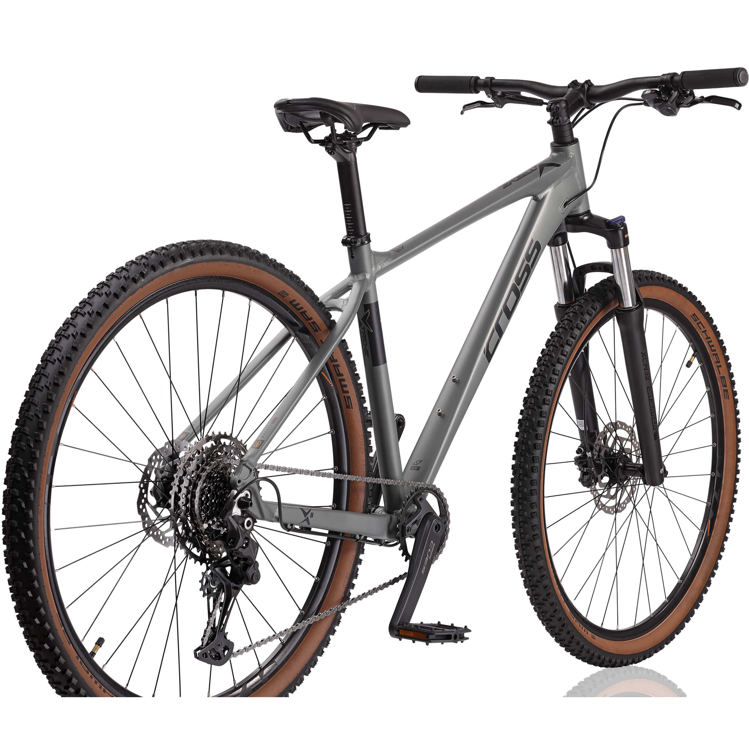 Graues Mountainbike mit Federgabel und braunen Reifen auf weißem Grund.