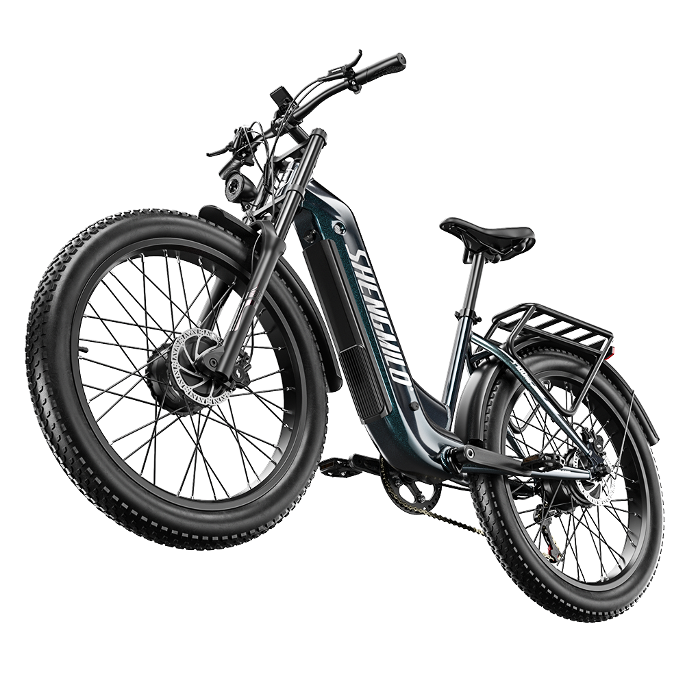 Ein schwarzes elektrisches Fatbike mit dicken Reifen und einem Akku am Rahmen vor schwarzem Hintergrund.