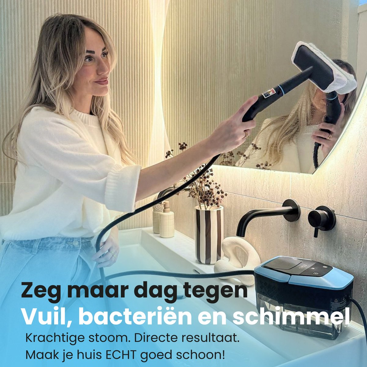 Una donna bionda pulisce lo specchio del bagno con un pulitore a vapore elettrico mentre c'è del testo sovrapposto.
