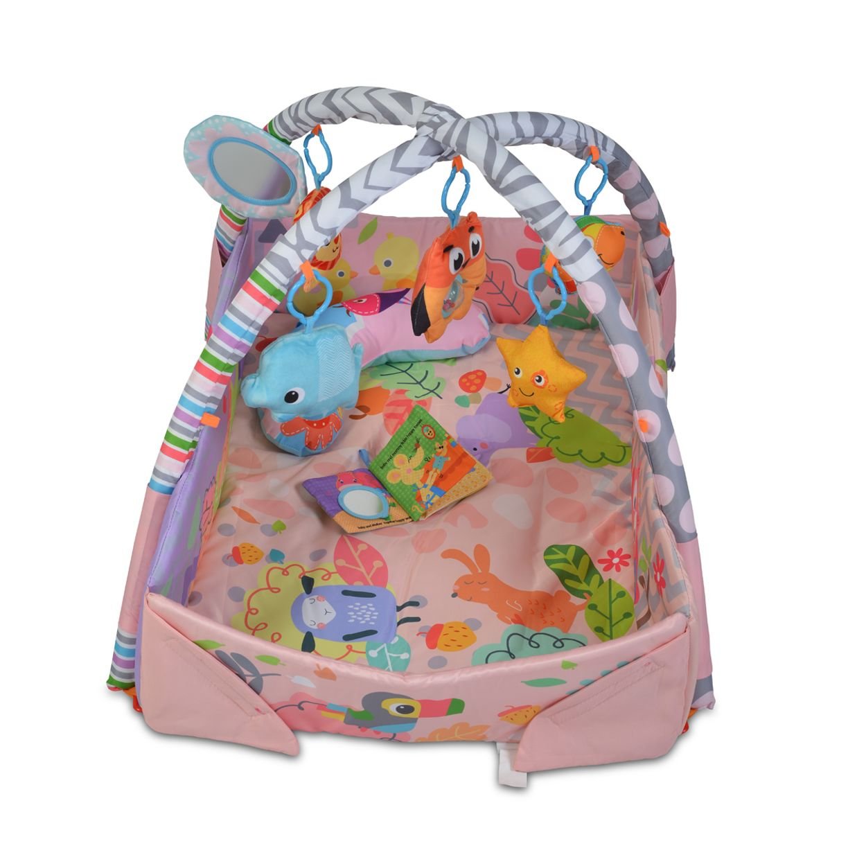 Rosa Babyspieldecke mit aufgestellten Bögen, hängendem Plüschtier, Kissen und buntem Buch auf weißem Grund.