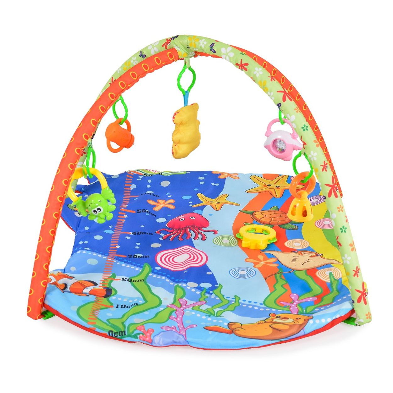 Ein buntes Babyspieltrapez mit ozeanartiger Spielmatte und Hängespielzeug am Bogen.