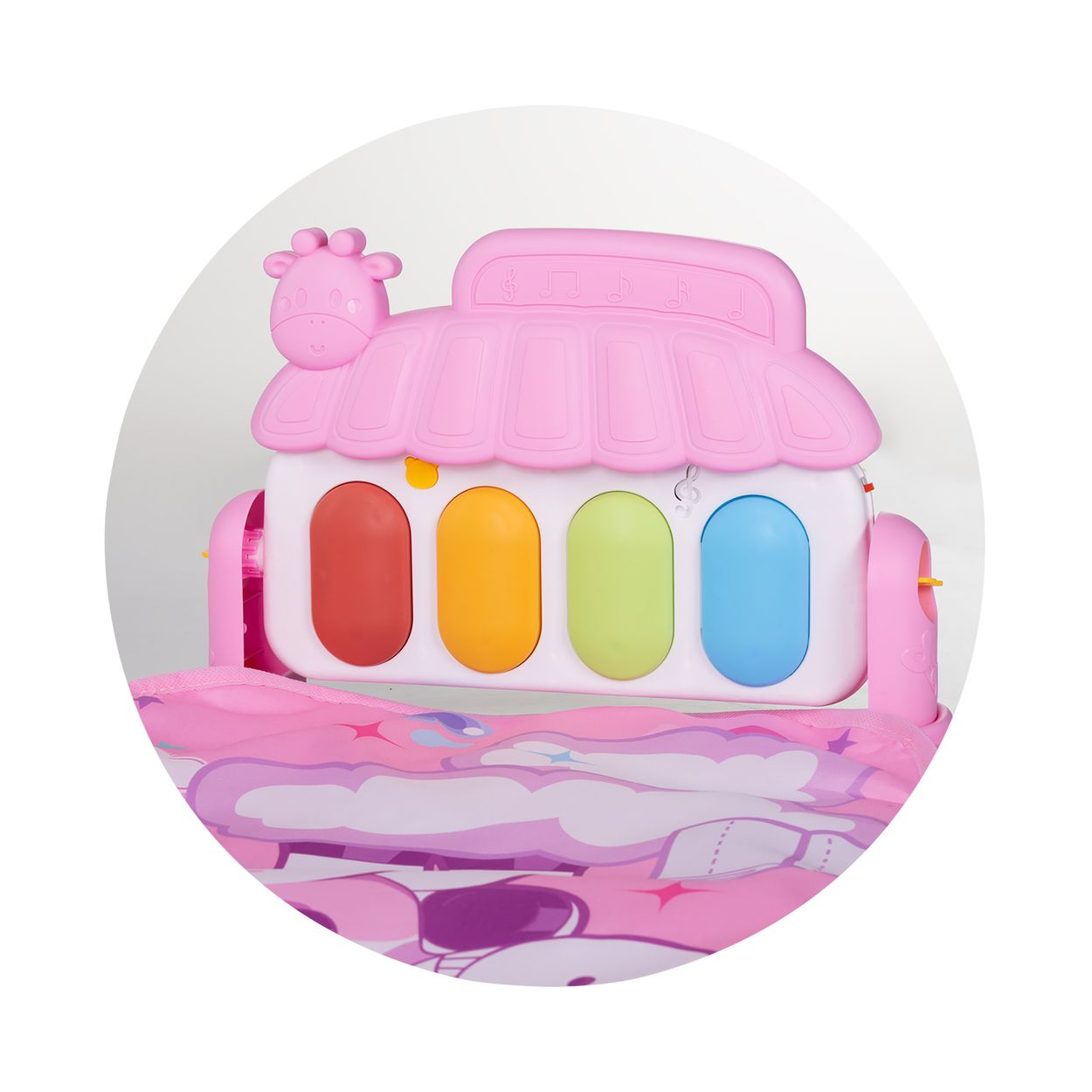 Rosa Babyspielzeug-Klavier mit bunten Tasten und Tiermotiv vor einer rosa Matte.