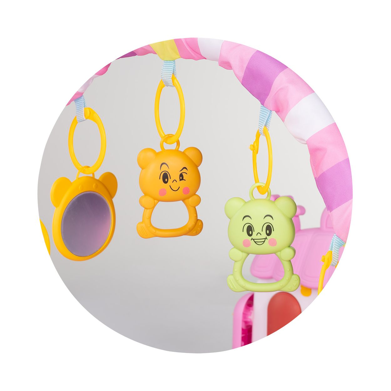 Bunte Babyspielsachen hängen an einem rosa-weiß gestreiften Bogen.