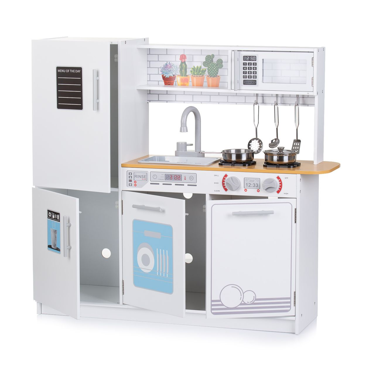 Eine weiße Spielzeugküche mit offenem Kühlschrank, Spüle, Herd, Mikrowelle und hängenden Utensilien.