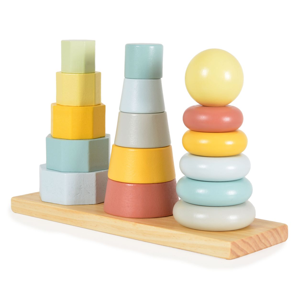 Drei bunte Holzspielzeugtürme in Pastellfarben stehen auf einem Holzsockel.