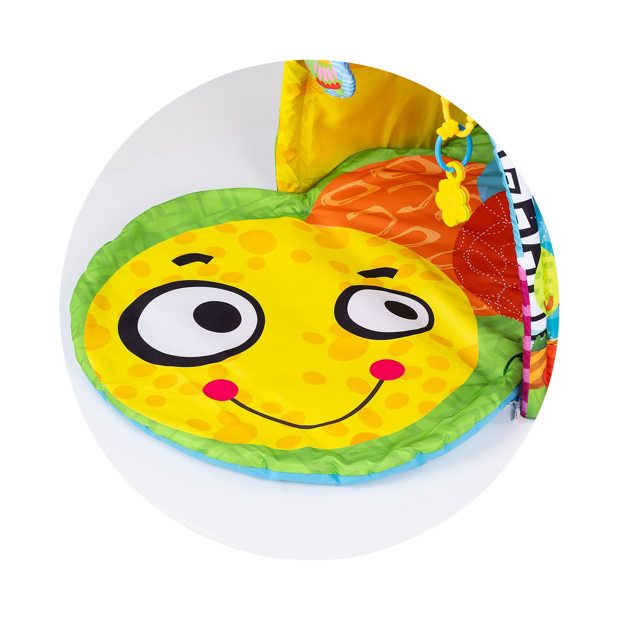 Bunte Baby-Spielmatte mit fröhlichem gelben Gesicht, grünen Rändern und hängenden Spielzeugen.