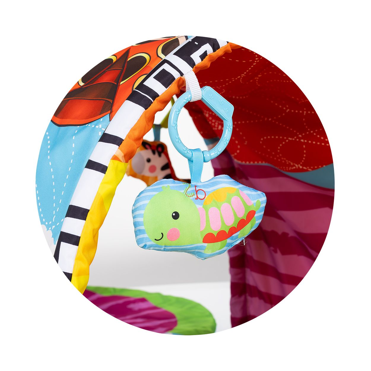 Bunte Babyspielmatte mit hängender grüner Schildkrötenfigur an einem blauen Ring.