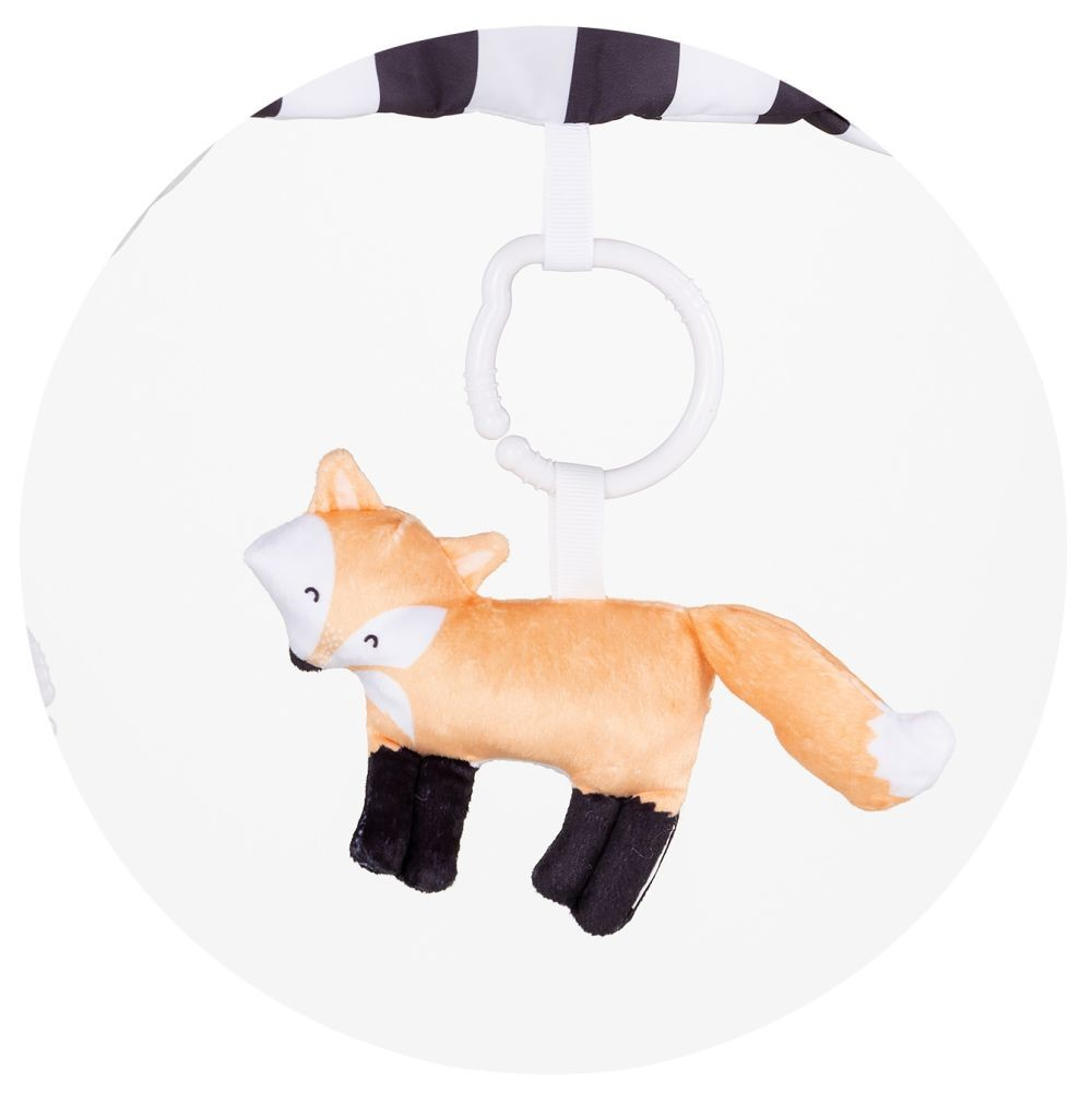 Ein Plüsch-Fuchs in Orange und Weiß hängt an einem weißen Plastikring vor weißem Hintergrund.