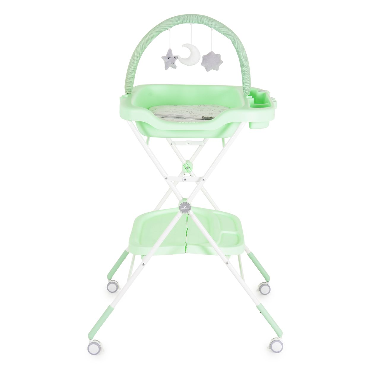 Ein mintgrüner Babywickeltisch auf Rollen mit einem mobilen Spielbogen und Hängespielzeug.
