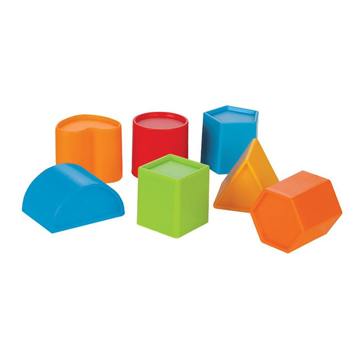 Verschiedene bunte 3D-Geometrieformen aus Kunststoff liegen auf weißem Hintergrund.