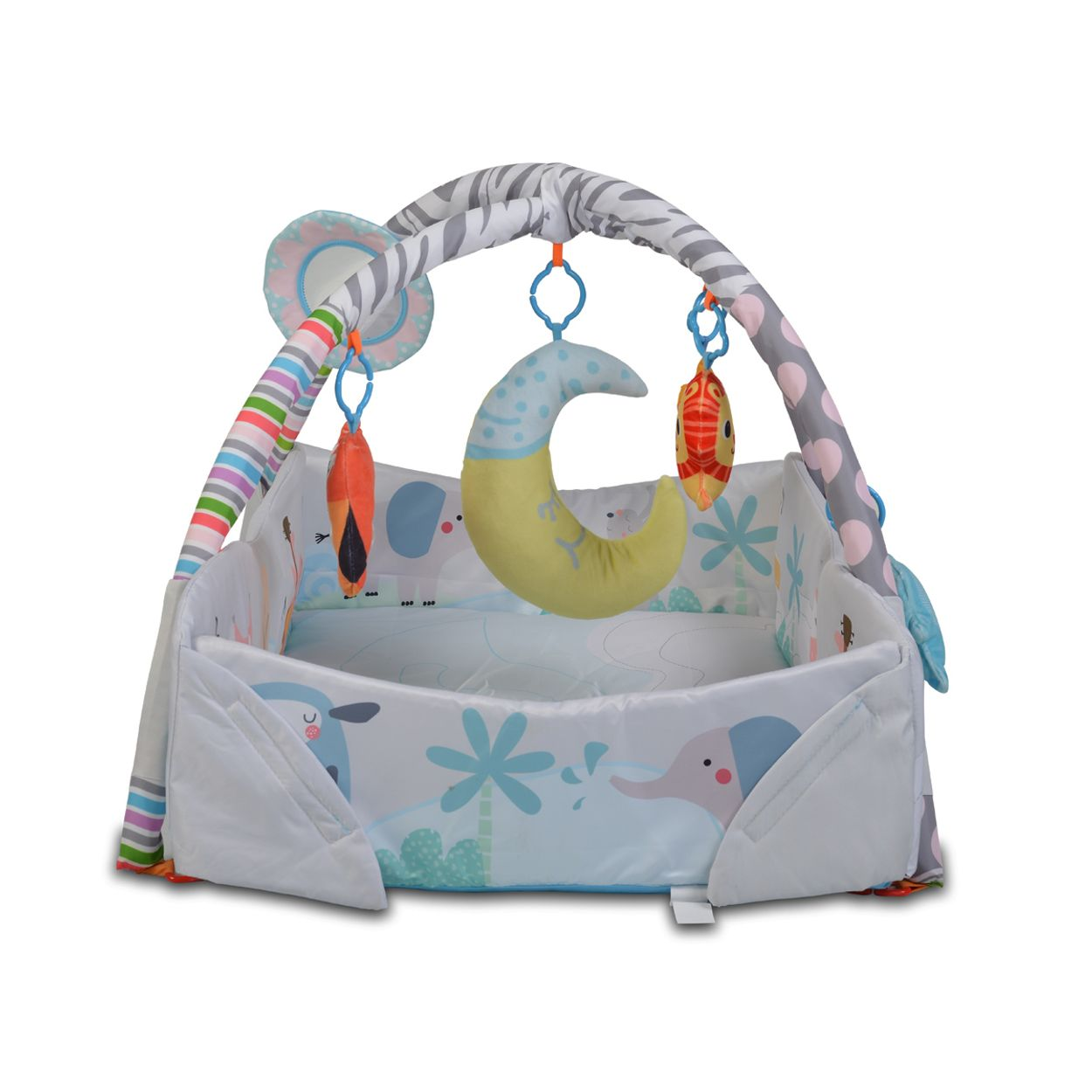 Buntes Baby-Spielcenter mit blauen Wänden, Hängebogen und Stofftieren wie Halbmond und Fisch vor weißem Hintergrund.