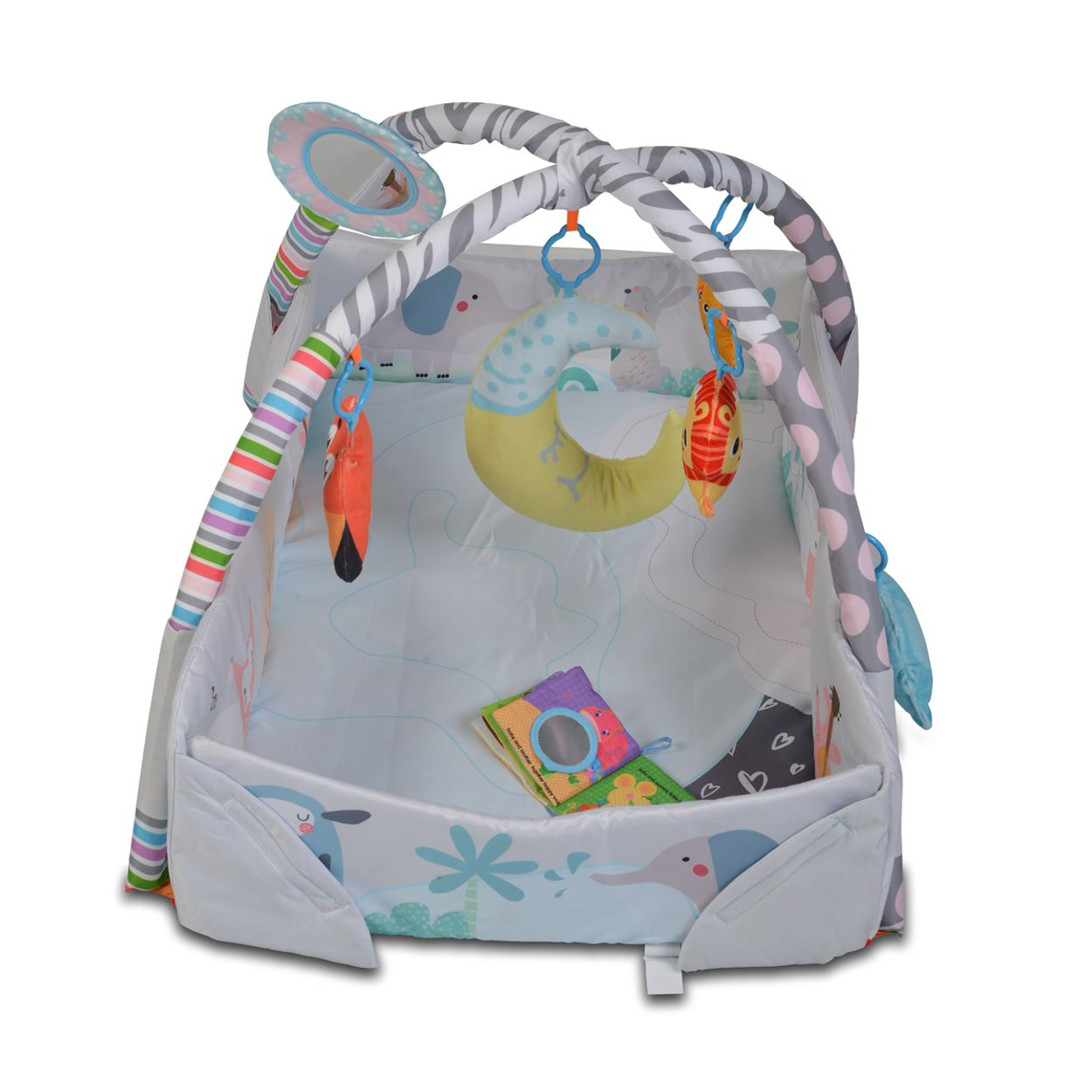 Ein Babyspielbogen mit hängenden Spielzeugen, einem Spiegel und einer bunten Matte in einer weißen Einfassung.