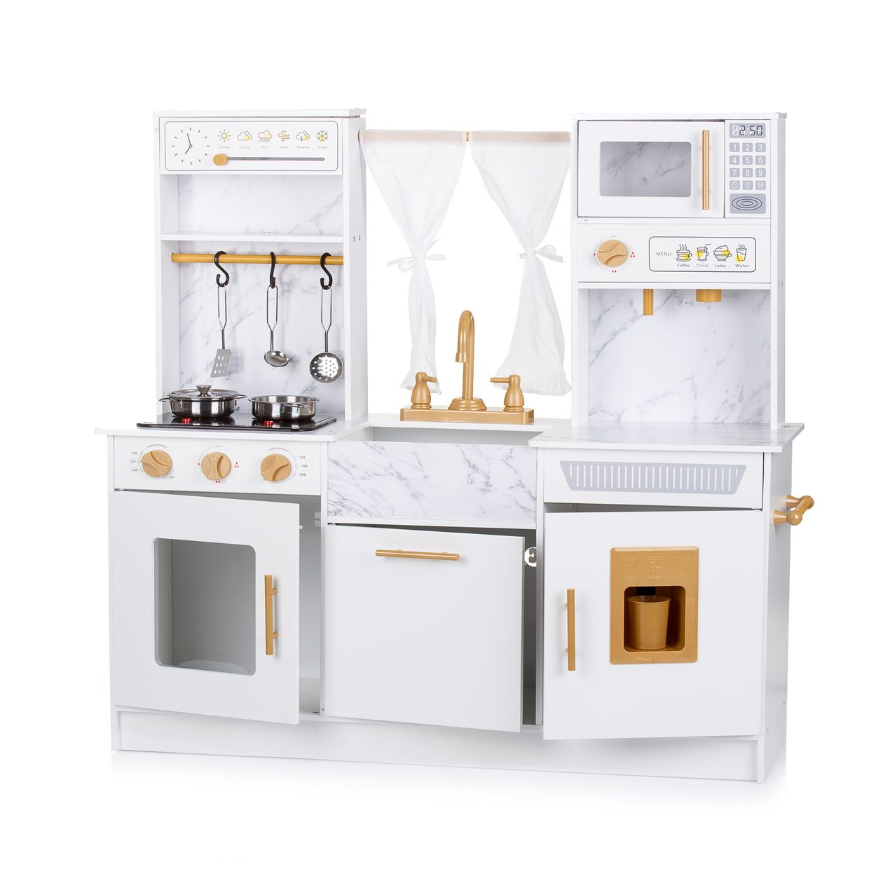 Eine weiße Kinderküche aus Holz mit Marmormuster, goldenen Akzenten und Zubehör wie Pfannen und Vorhängen.