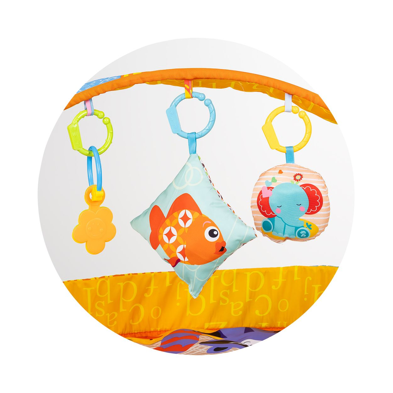 Ein orangener Baby-Spielbogen mit drei hängenden Spielzeugen: einer gelben Blume, einem Fischkissen und einem runden Elefanten.