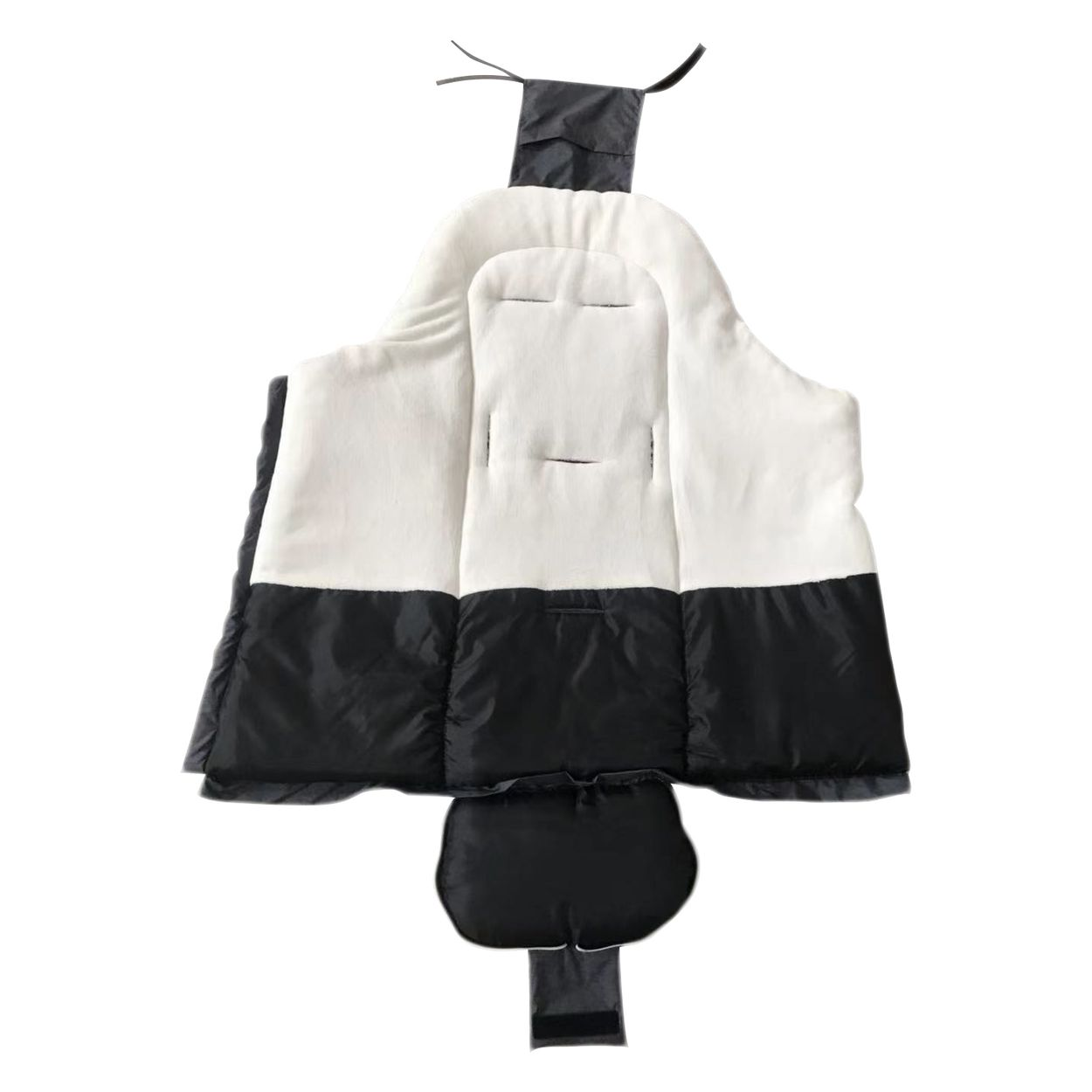 Ein schwarz-weißer Kinderwagen-Fußsack mit weißem Plüsch-Innenfutter und Gurtschlitzen auf weißem Grund.