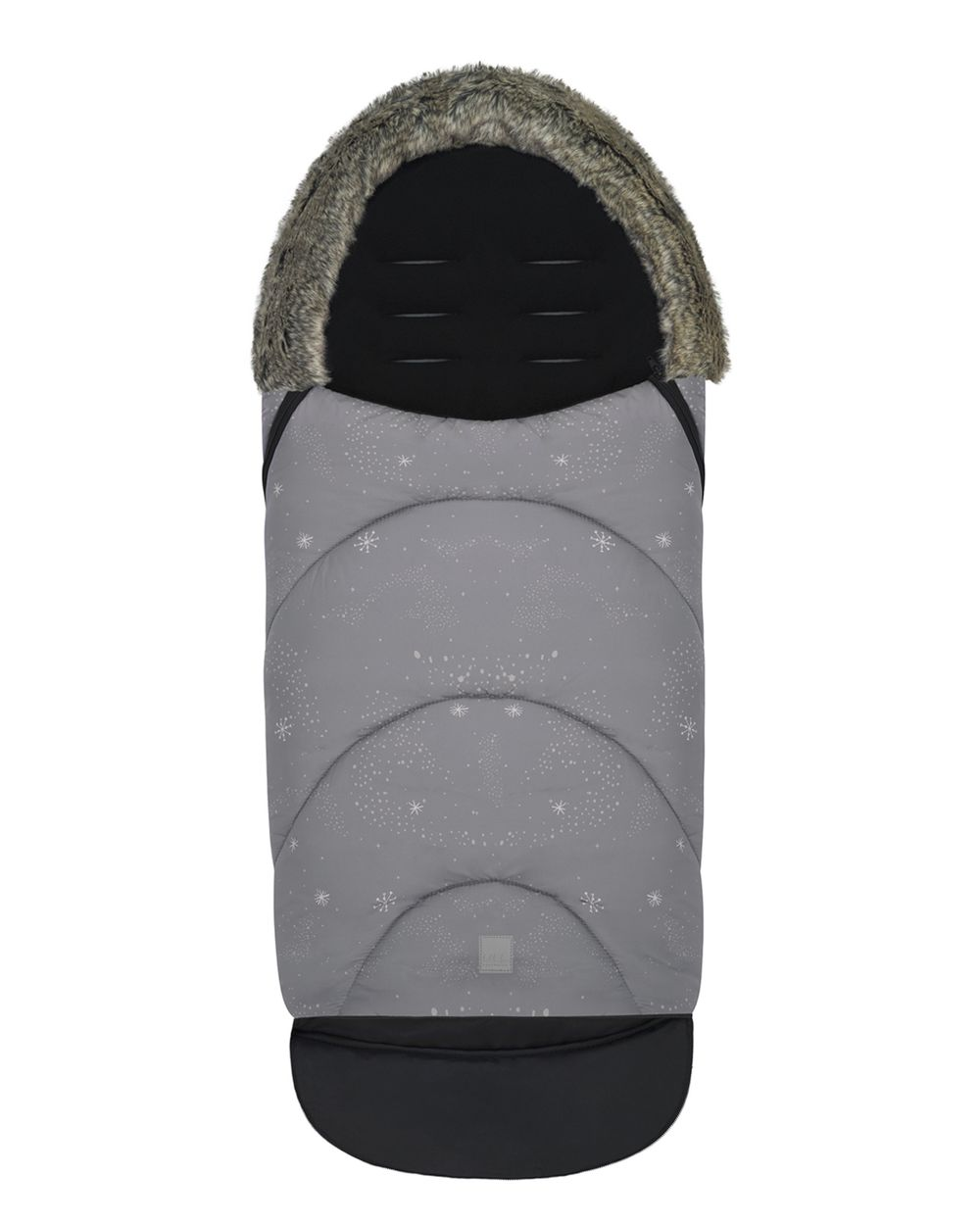 Grauer Babysack mit weißem Schneeflockenmuster und flauschigem braunen Pelzrand.