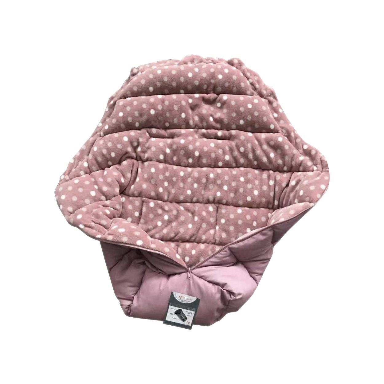 Ein Plüsch-Babysack in Rosa mit weißen Punkten und einem kleinen Schildchen unten.