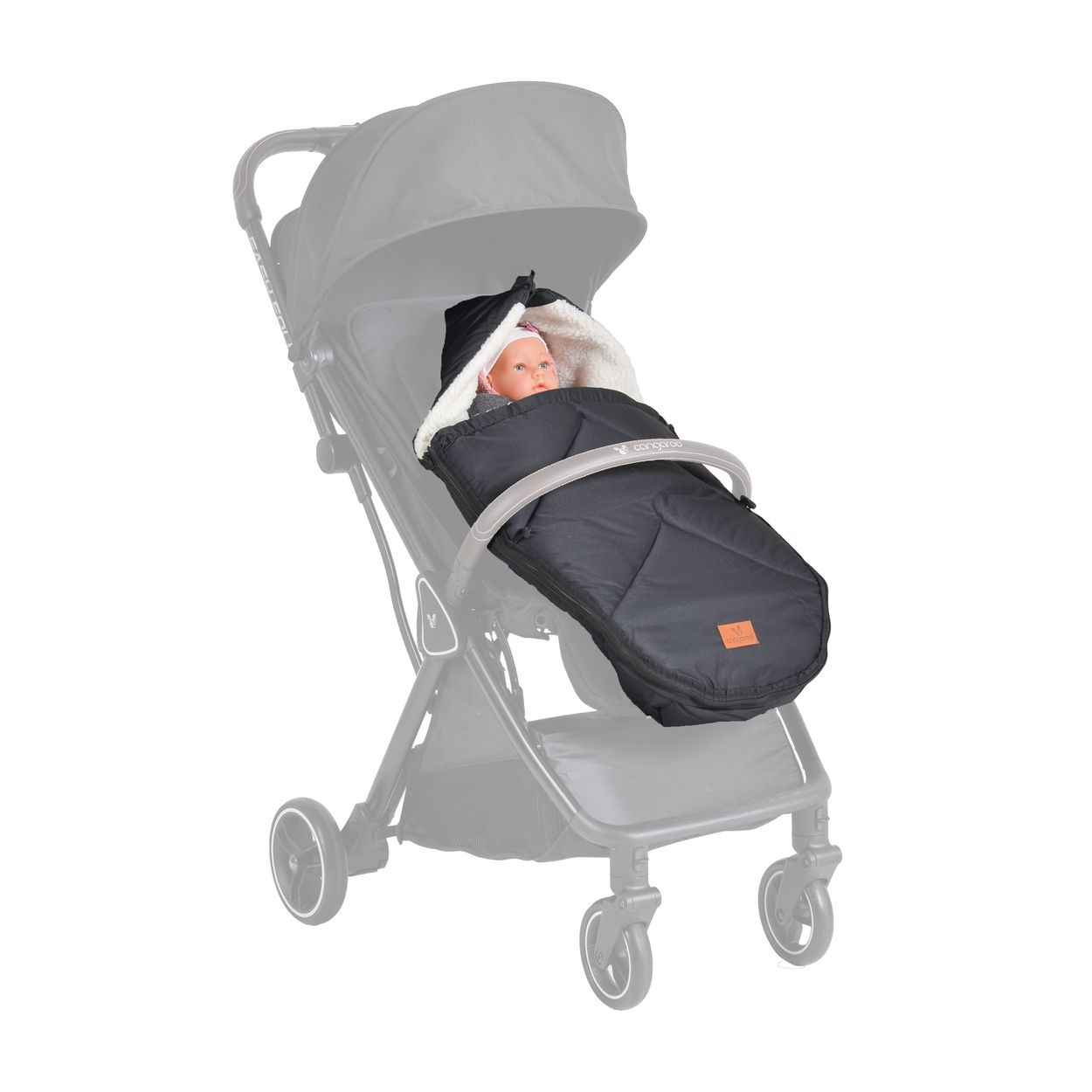 Ein schwarzer Kinderwagen mit Fußsack, in dem eine Babypuppe liegt.