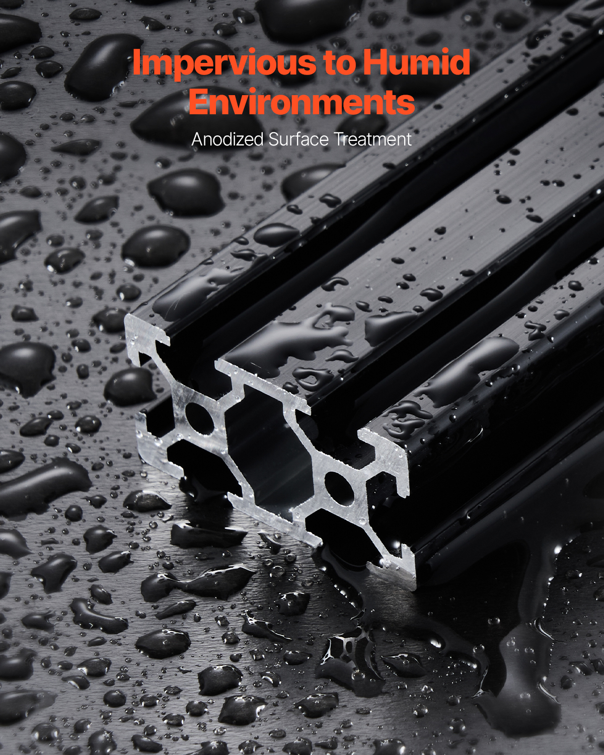 Un perfil de aluminio extruido negro con gotas de agua en su superficie.
