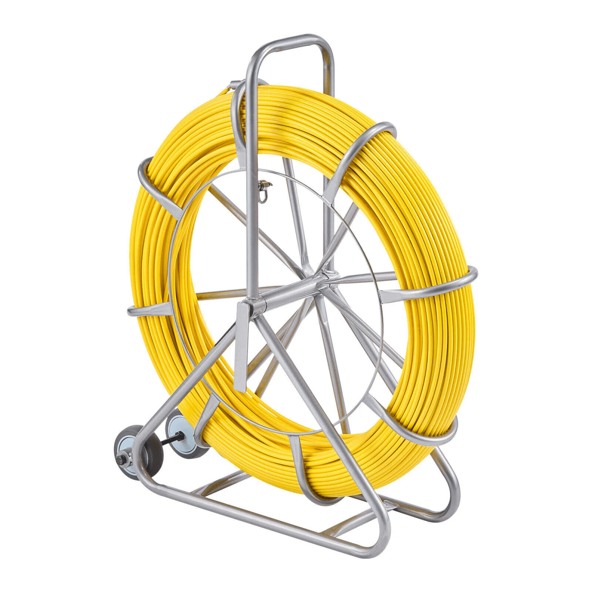 Un carrete de cable amarillo en un carro de metal plateado con ruedas.