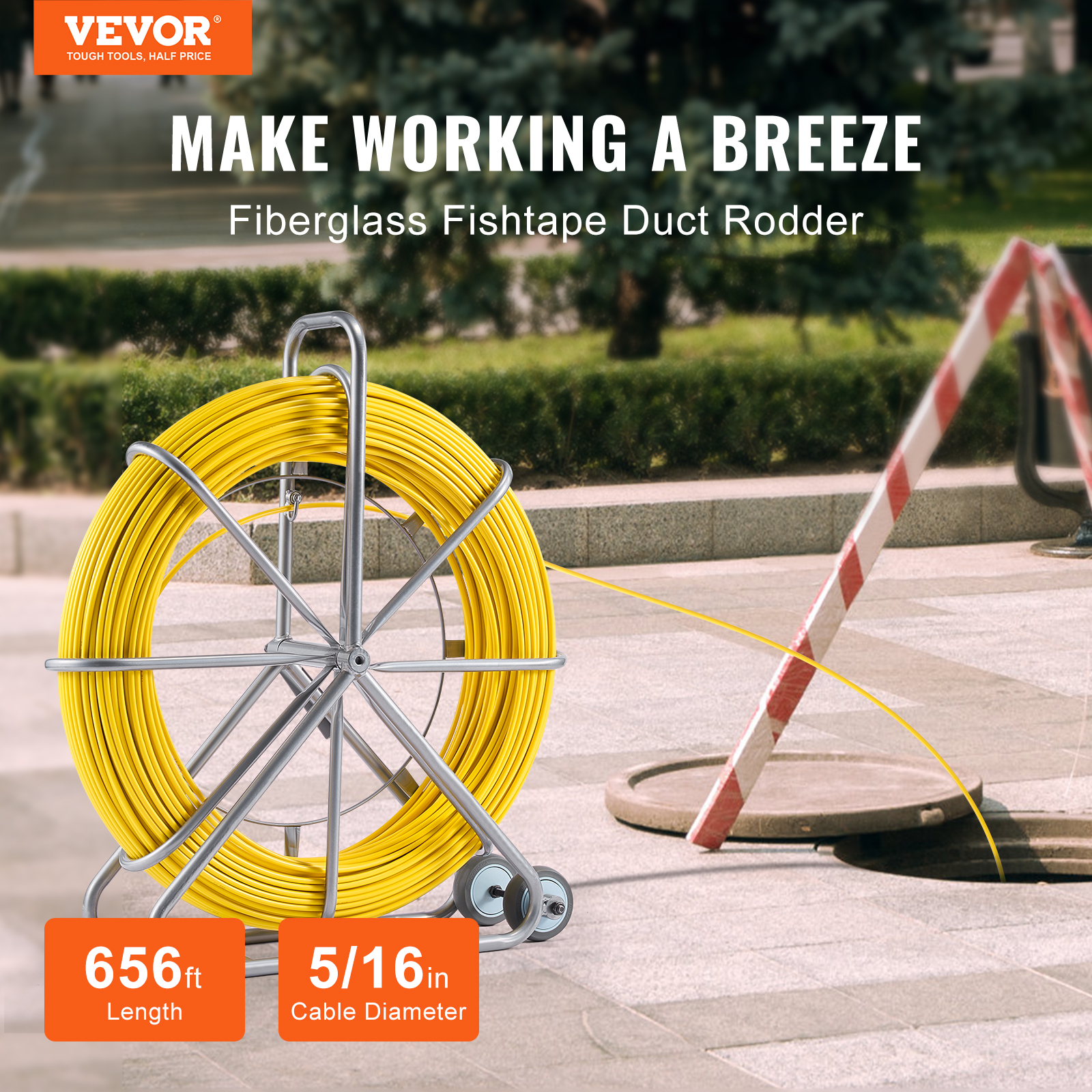 Pasacables de fibra de vidrio amarillo en un soporte metálico cerca de una alcantarilla.