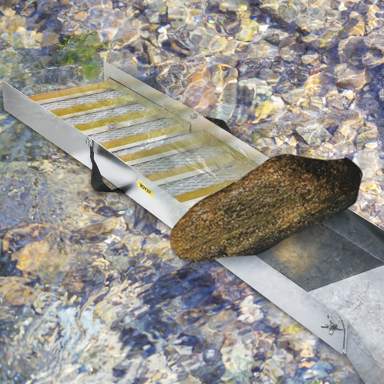 Un canalón metálico está en un río de aguas cristalinas con una roca grande encima.