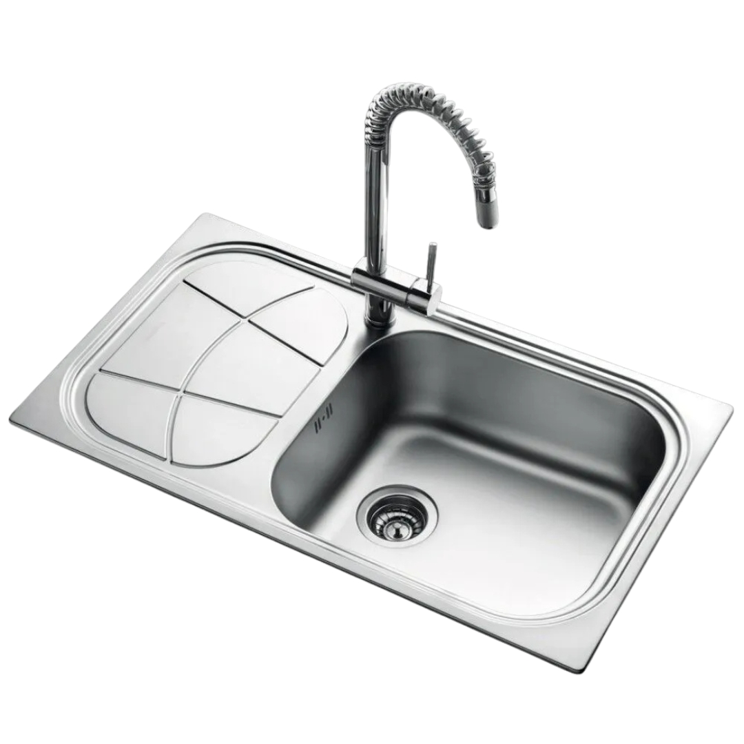 Un elegante lavello in acciaio inox con rubinetto a molla moderno su fondo bianco.