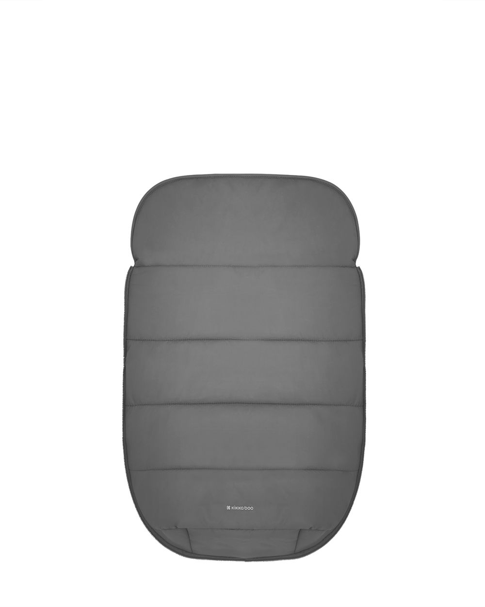 Ein grauer Kinderwagen-Fußsack mit horizontalen Nähten und dem KikkaBoo-Logo unten auf weißem Hintergrund.