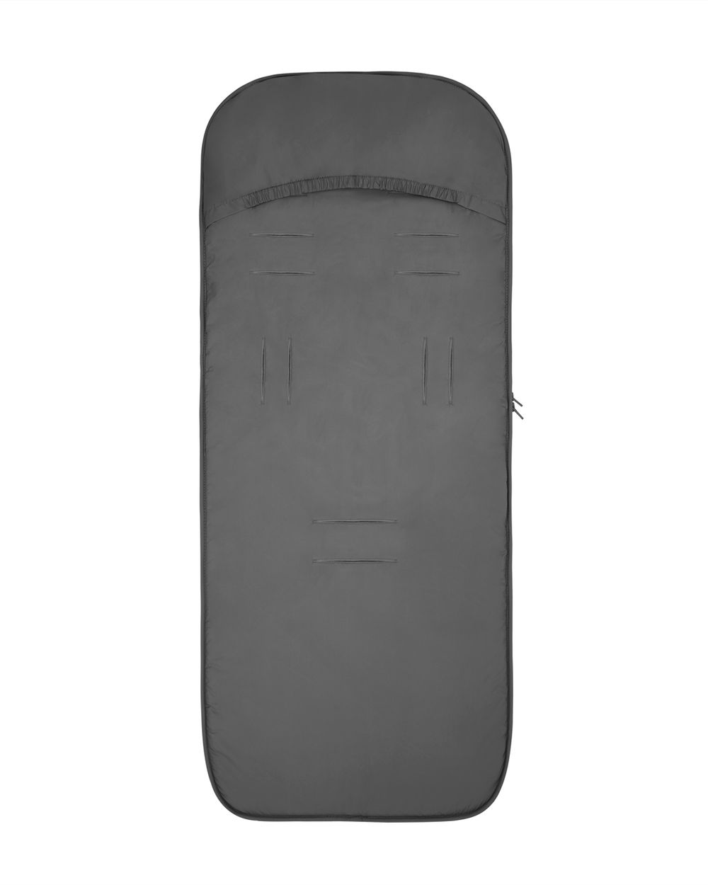 Ein grauer Kinderwagen-Fußsack mit Gurtlöchern vor weißem Hintergrund.
