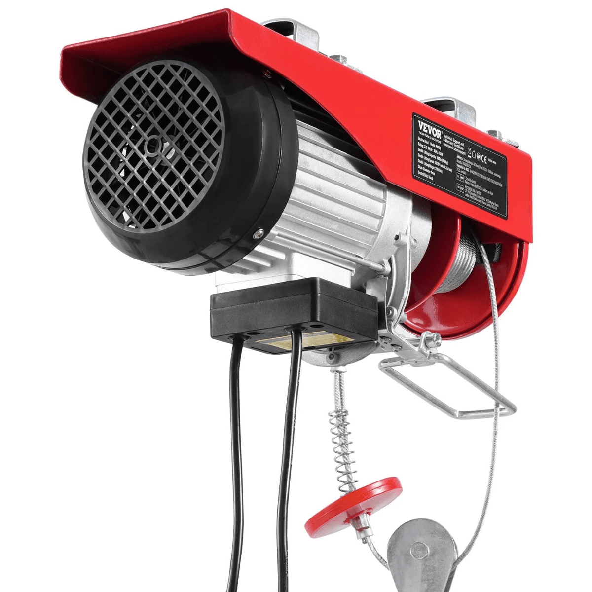 Un polipasto eléctrico rojo y plateado con cubierta de motor negra y cables cuelga sobre fondo blanco.