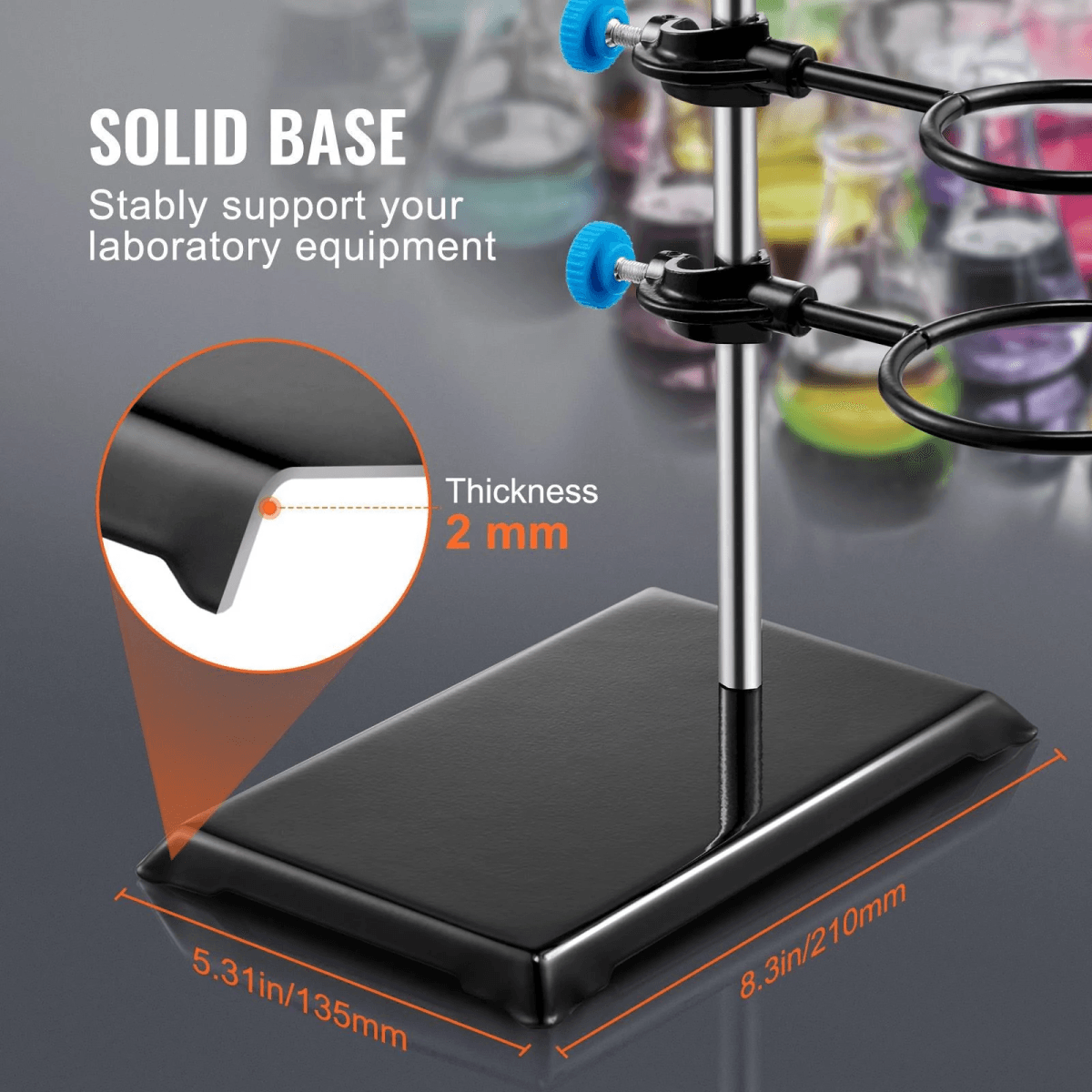 Un soporte de laboratorio negro con varilla y anillos, mostrando dimensiones y grosor.