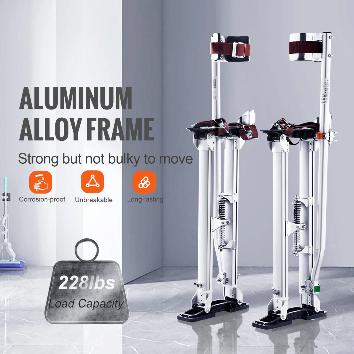Dos zancos de aluminio plateado para yeso con base y correas negras.