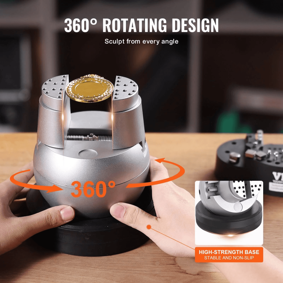 Un tornillo de banco plateado en una mesa de madera con rotación de 360 grados y una joya.
