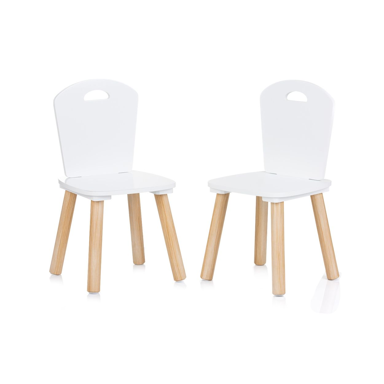 Zwei kleine Holzsitze mit weißen Sitzen, Rückenlehnen und hellen Holzbeinen vor weißem Hintergrund.