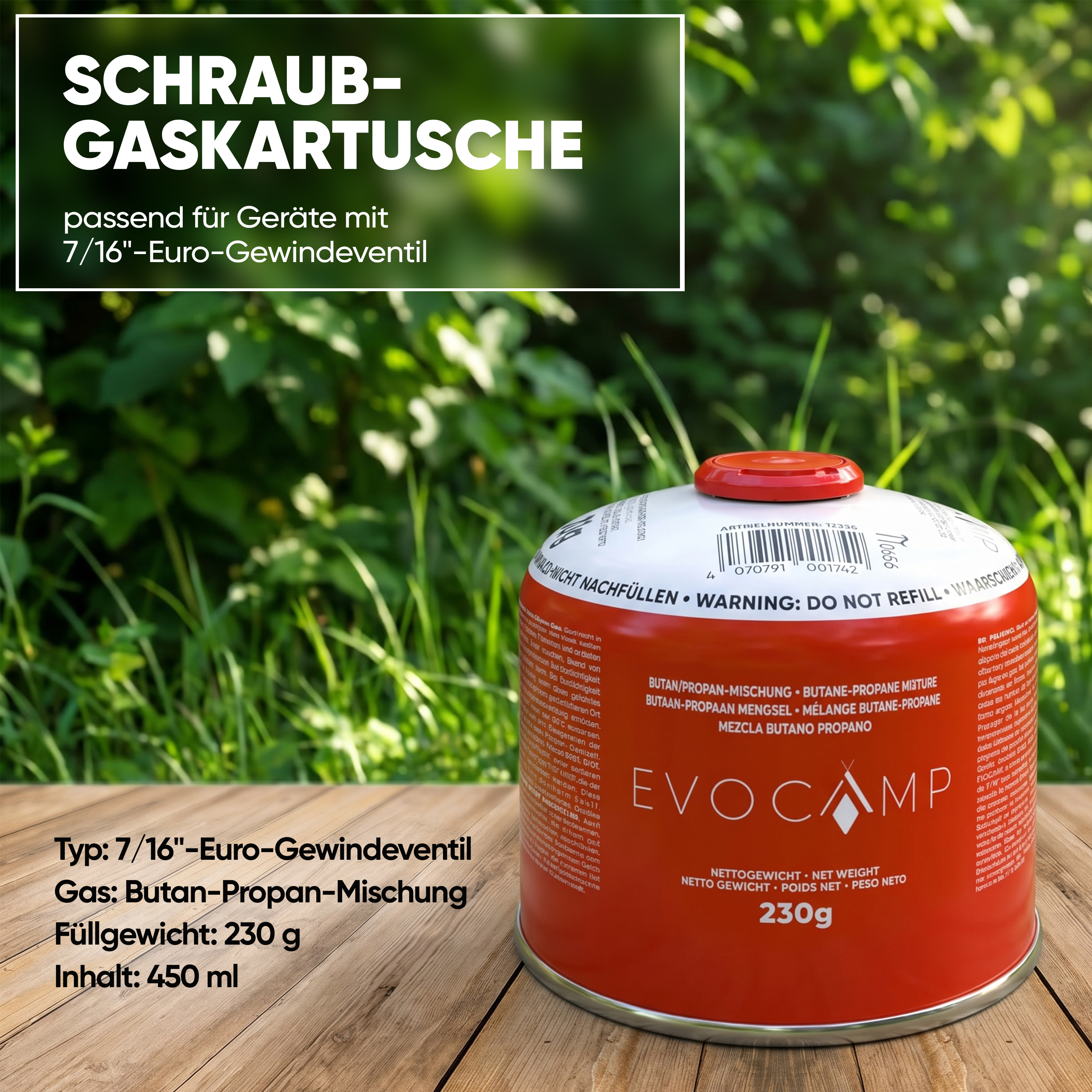 Eine Evocamp Schraubgaskartusche (230g, Butan-Propan) steht auf einem Holzbrett vor grünem Hintergrund.
