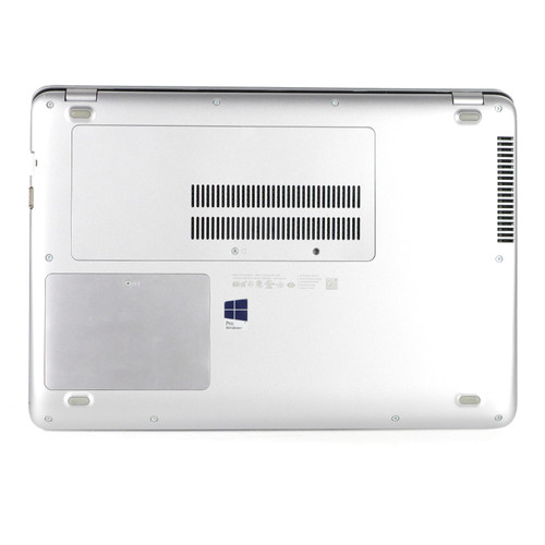 Unterseite eines silbernen Laptops mit Lüftungsschlitzen, Windows-Logo und vier Gummifüßen.