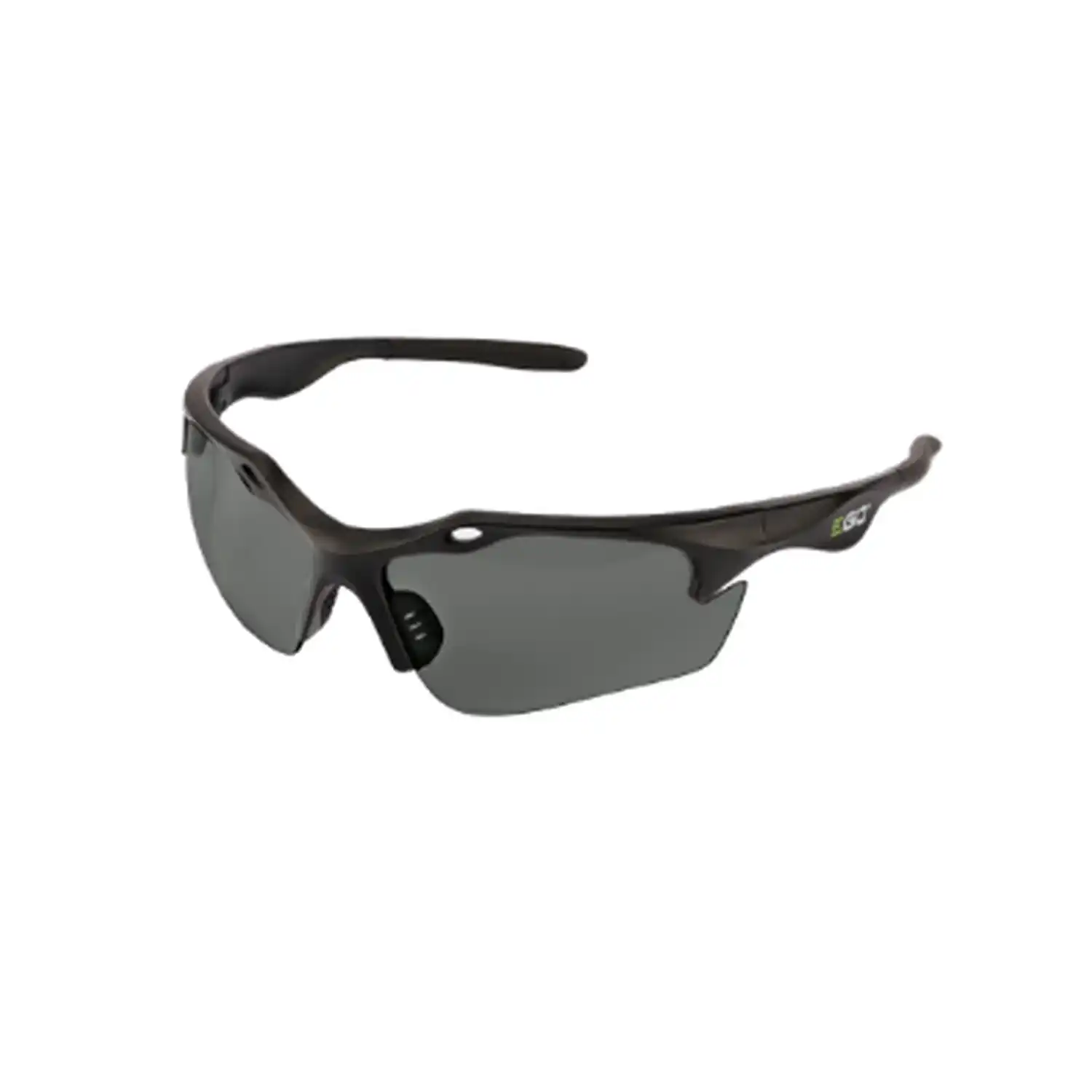 Schwarze Sportsonnenbrille mit grauen Gläsern auf weißem Hintergrund.