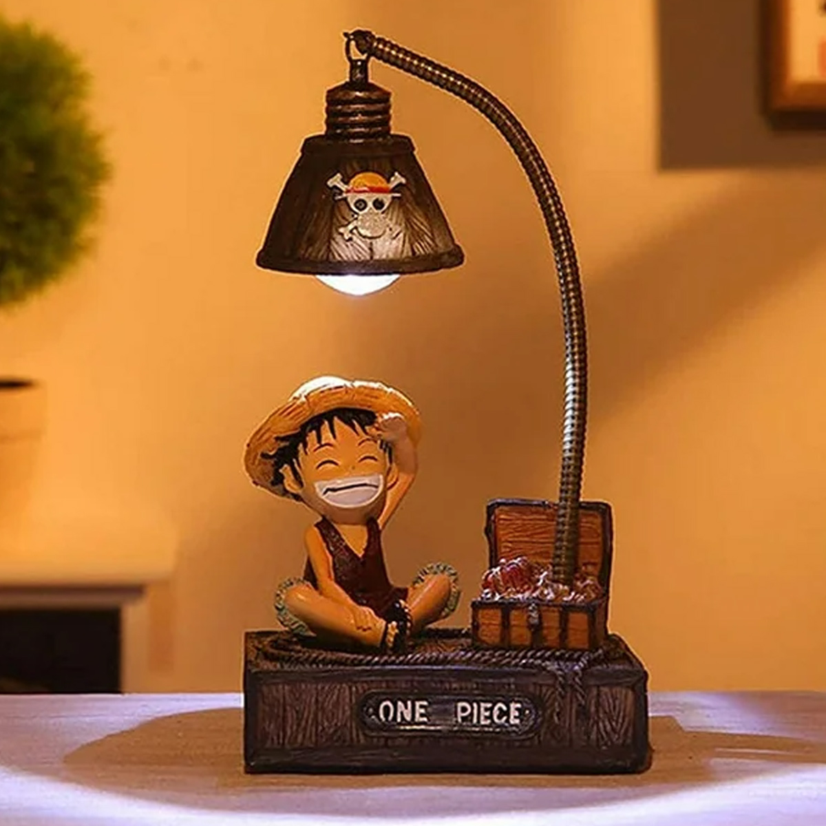Eine One Piece Schreibtischlampe mit Luffy der neben einer Schatztruhe sitzt.