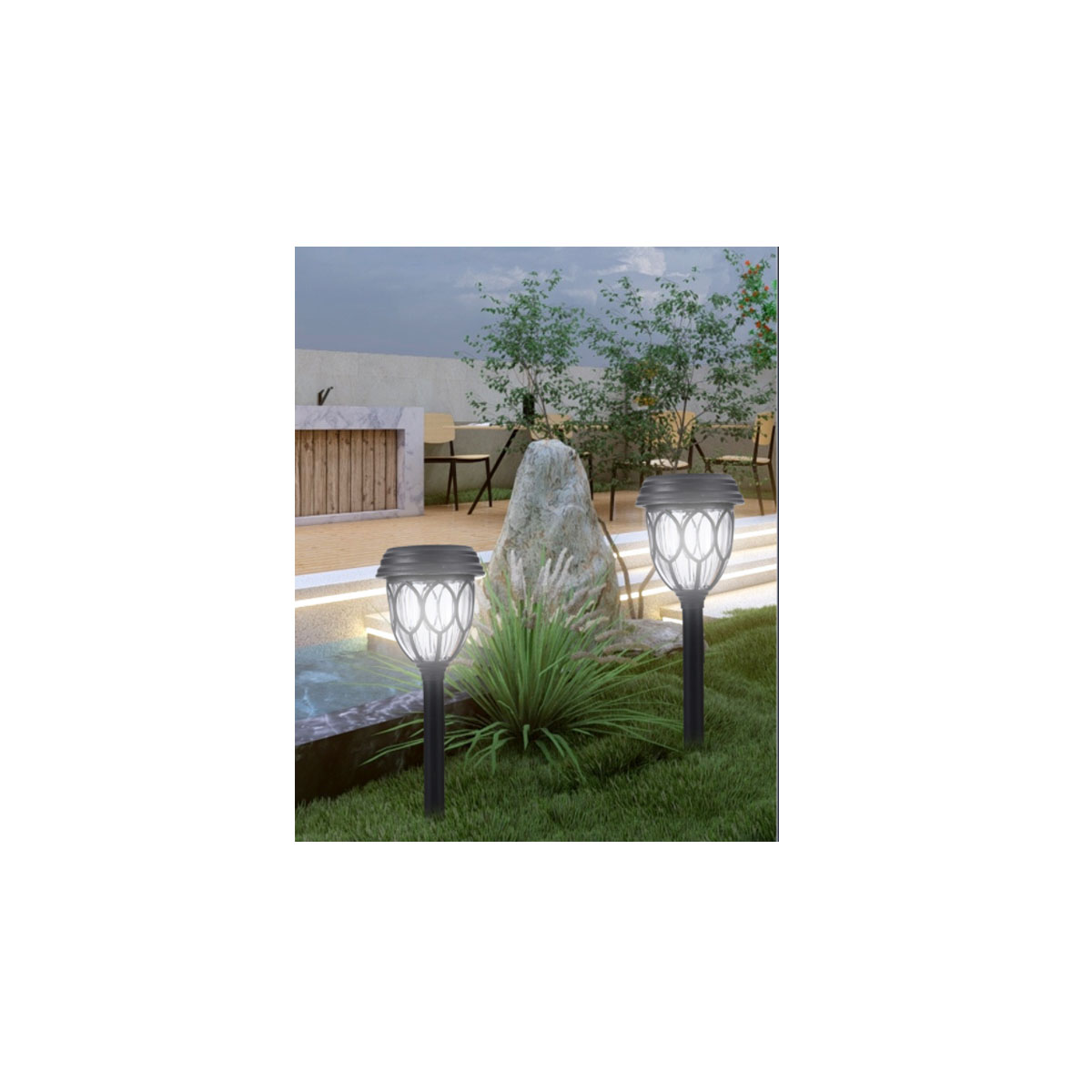 Zwei beleuchtete Solarlampen stehen im Garten vor einem großen Stein und Pflanzen.