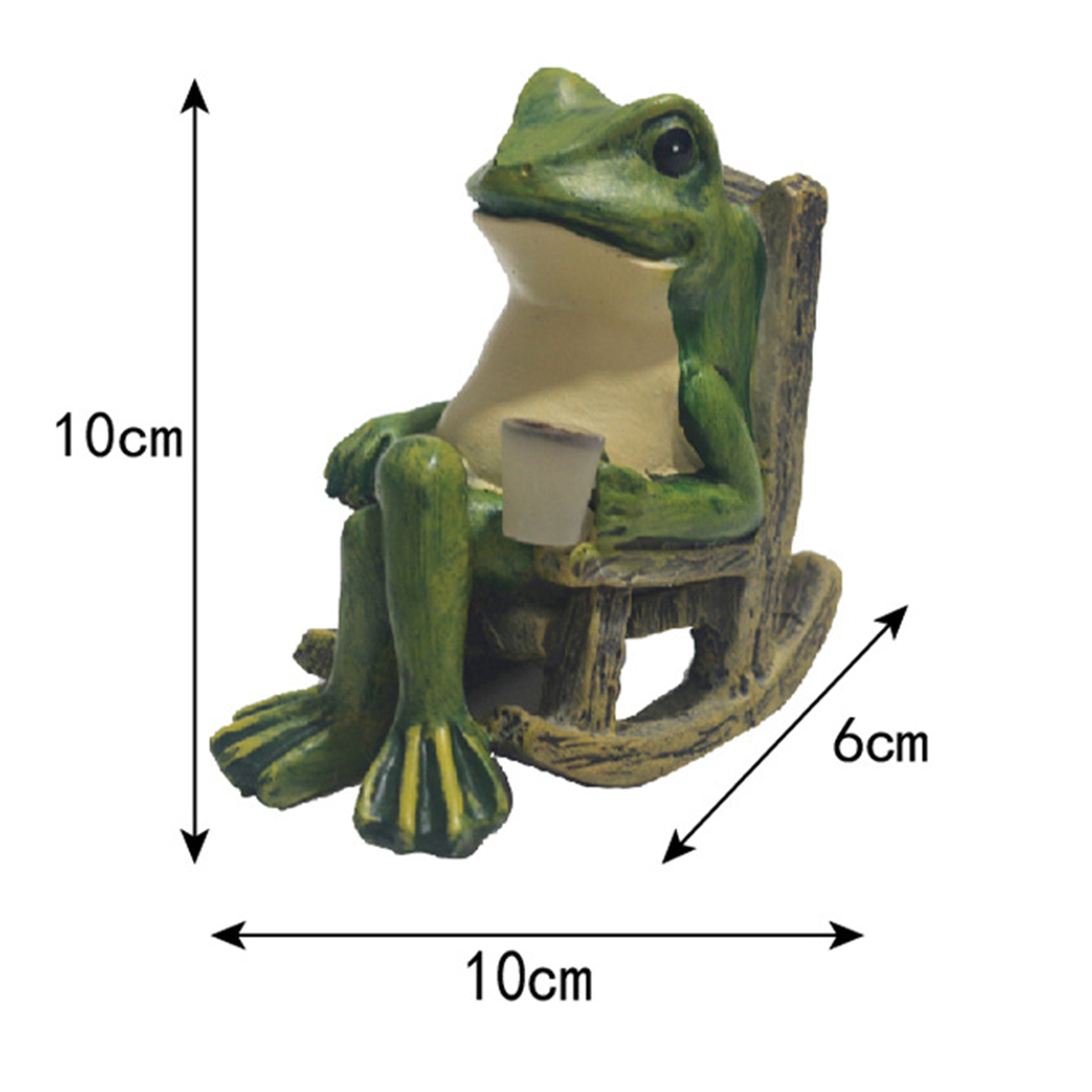 Eine grüne Frosch-Figur sitzt in einem Schaukelstuhl und hält eine Tasse, mit Maßangaben von 10cm Höhe und Breite.