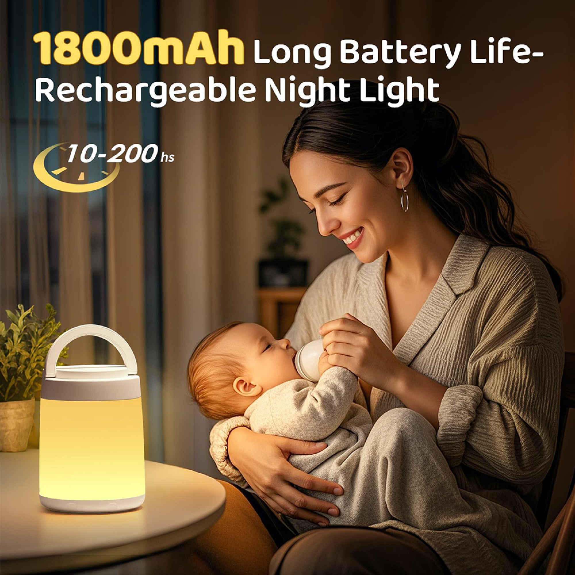 Eine lächelnde Frau füttert ein Baby, während eine leuchtende weiße Nachtlampe auf einem Tisch steht.