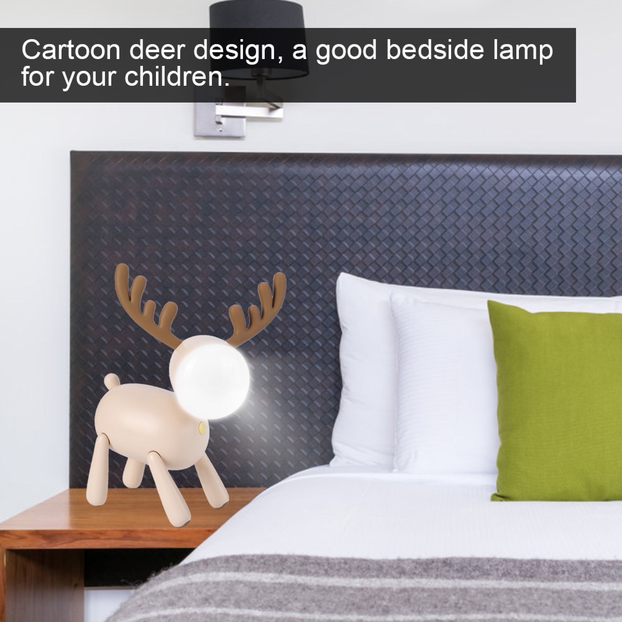 Eine cartoonartige Hirschen-Nachtlampe steht auf einem Holznachttisch neben einem Bett.
