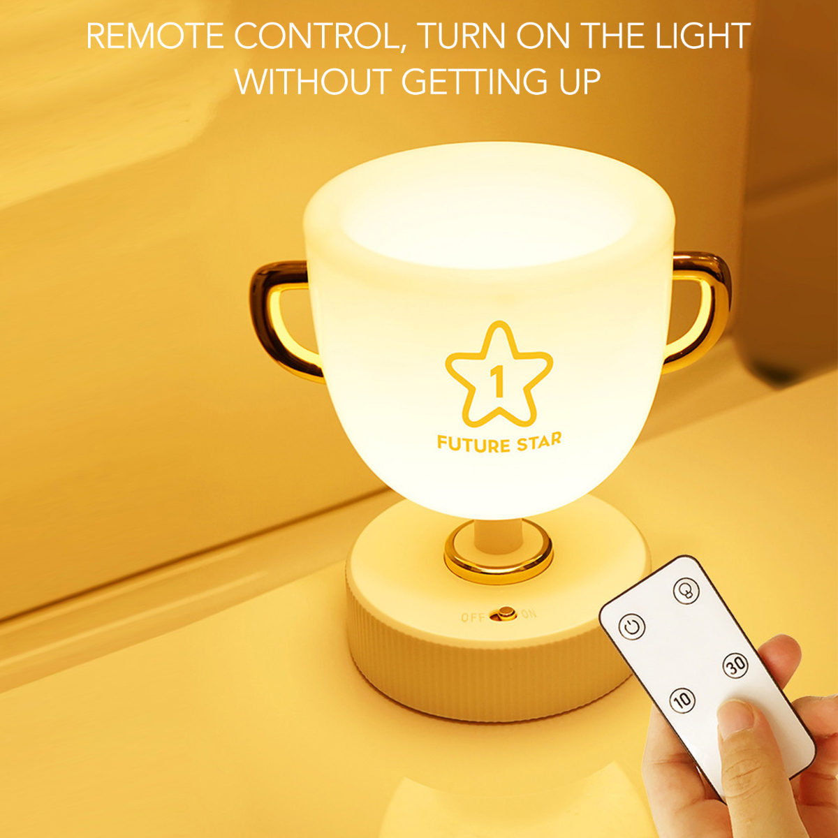 Eine kleine gelbe Trophäenlampe mit Sternsymbol wird von einer Hand mit einer Fernbedienung bedient.