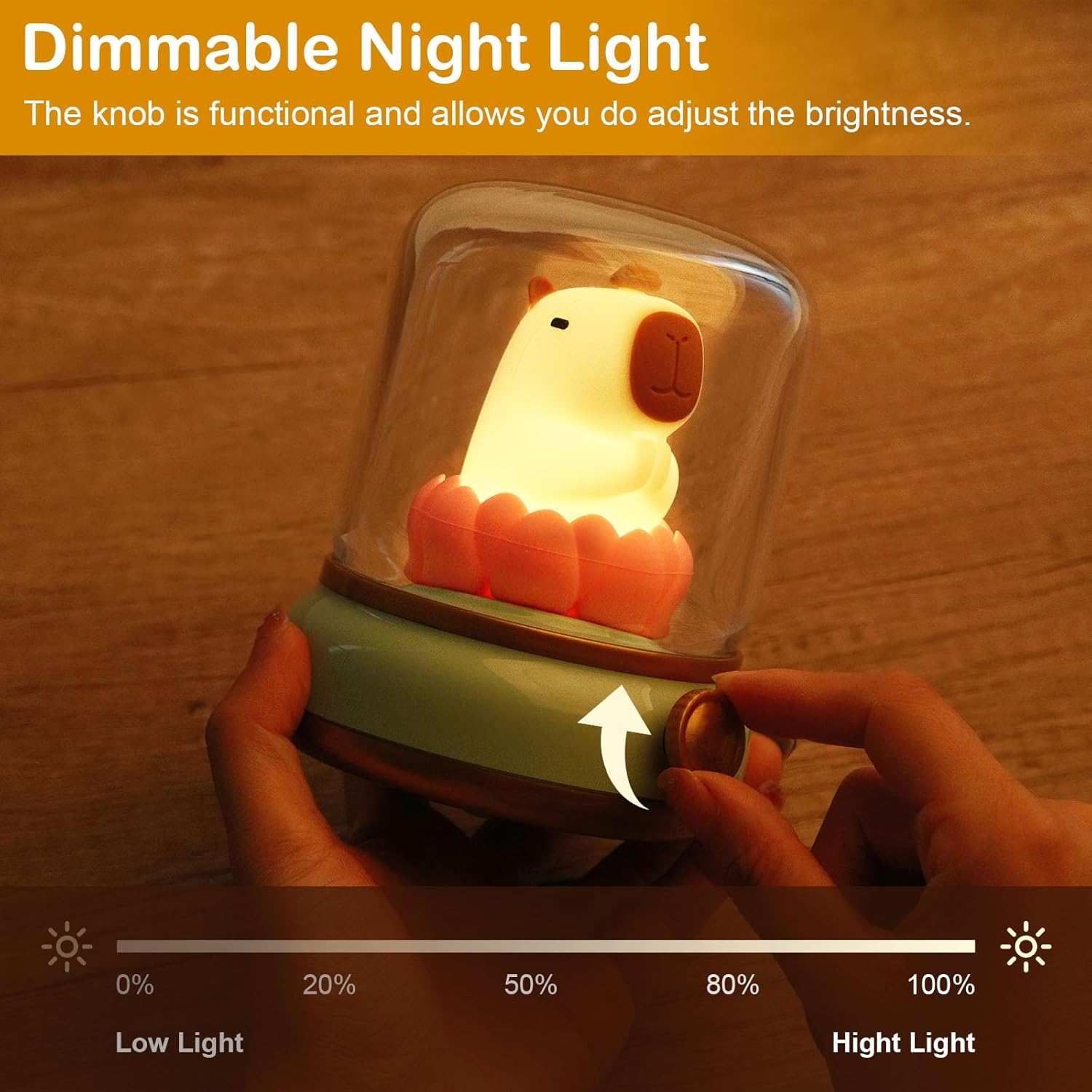 Eine dimmbare Nachtlampe mit einer Tierfigur im Glas, Hände drehen den Helligkeitsregler.