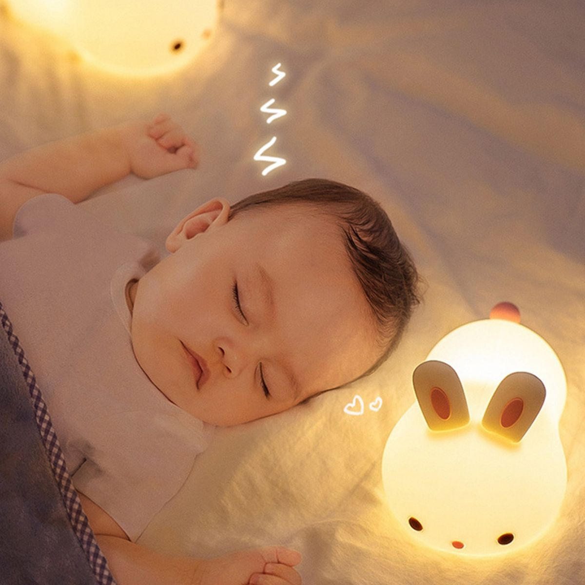 Ein Baby schläft friedlich im Bett neben einer leuchtenden Hasenlampe.